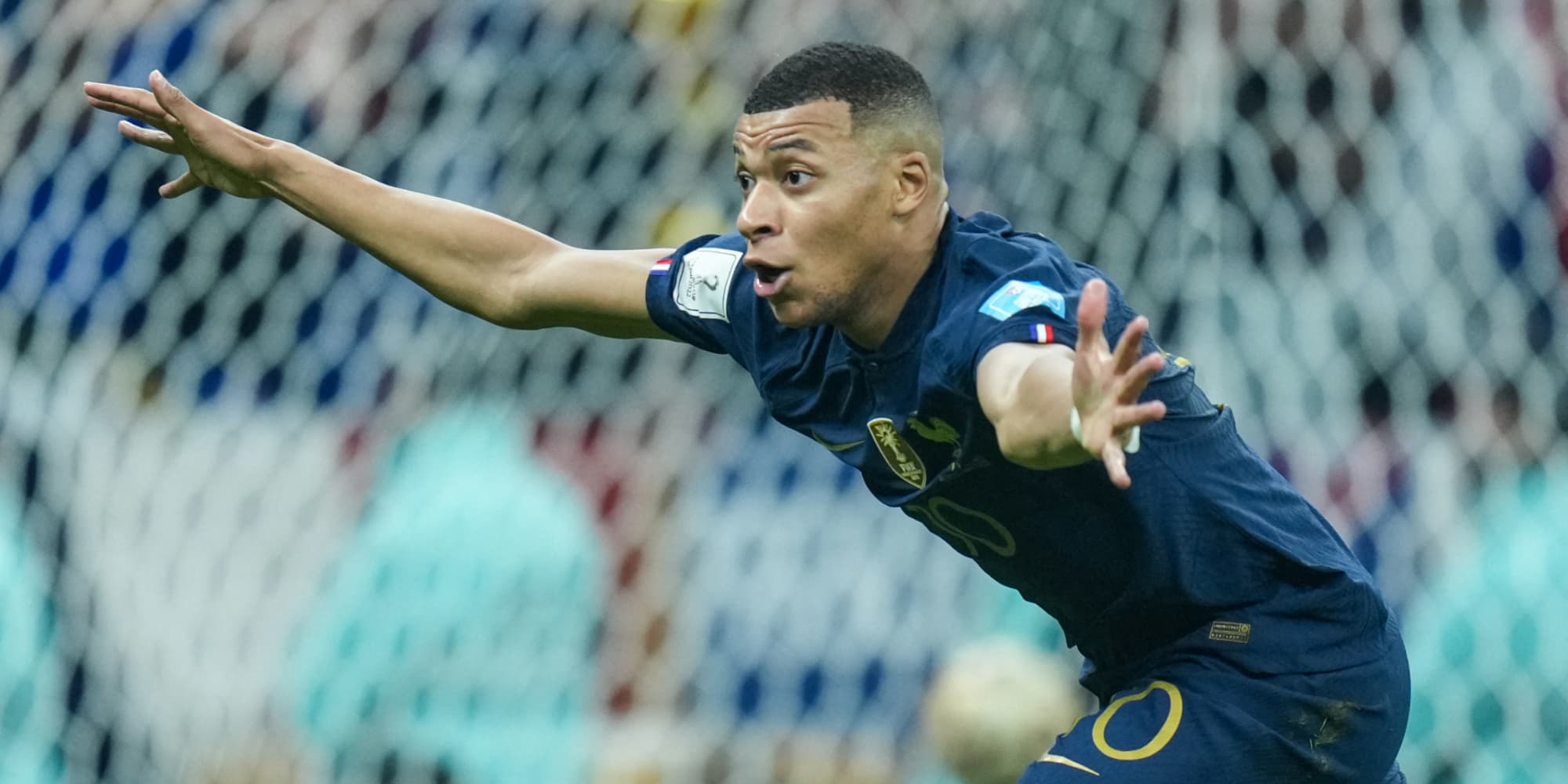 Sur le terrain, quand il marque des buts, les couleurs des bleus efface celle de sa peau, et on oublie ses origines.